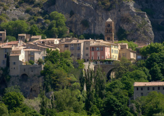 Understanding a story: the village of a thousand colours